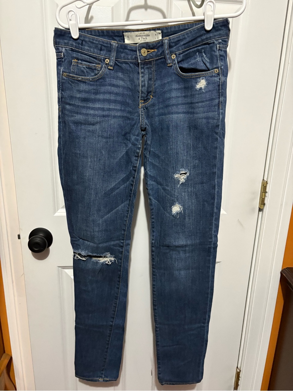 Abercrombie & Fitch Women's Dark Blue Skinny Jeans with Distressed Details